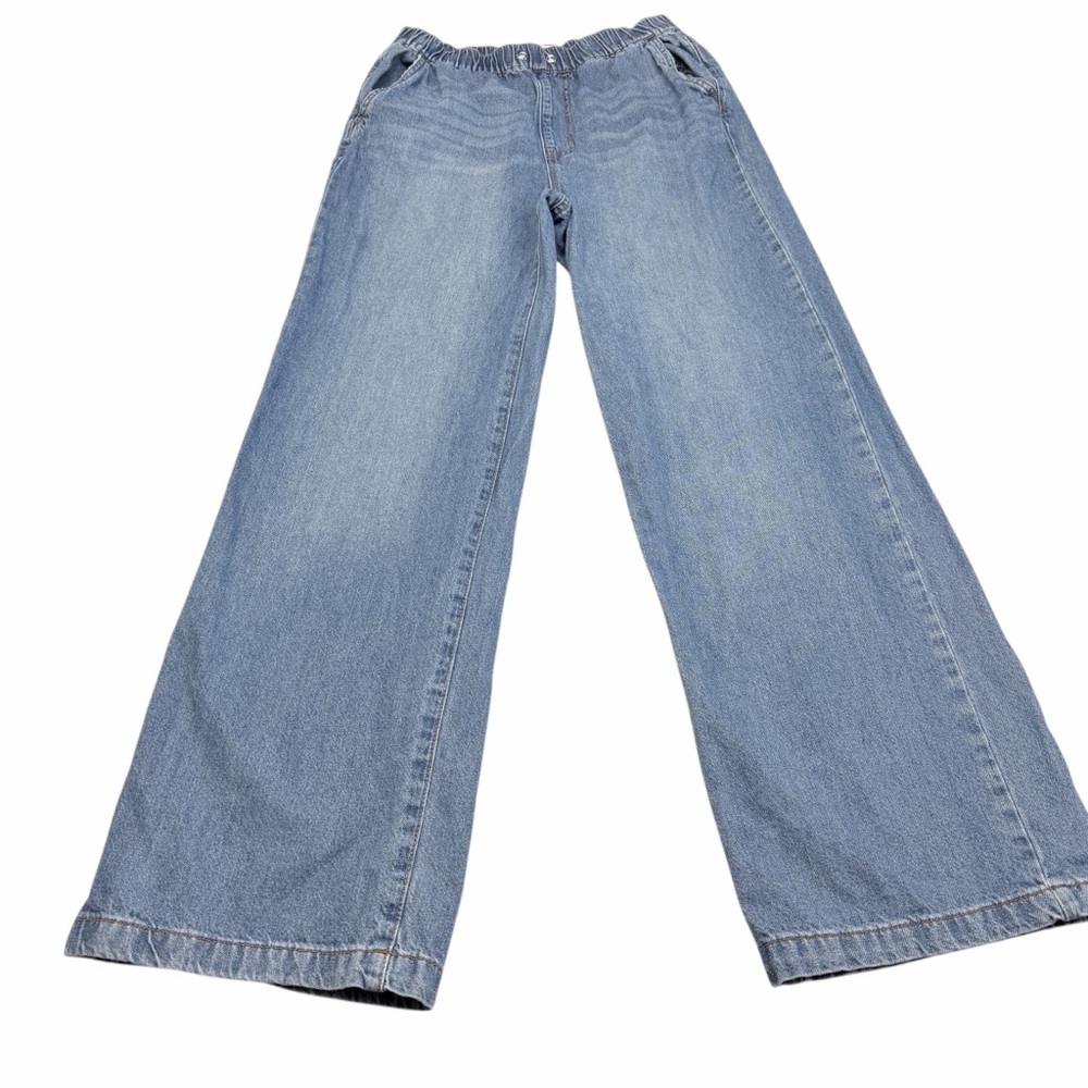 Stylish Light Blue Wide-Leg Jeans